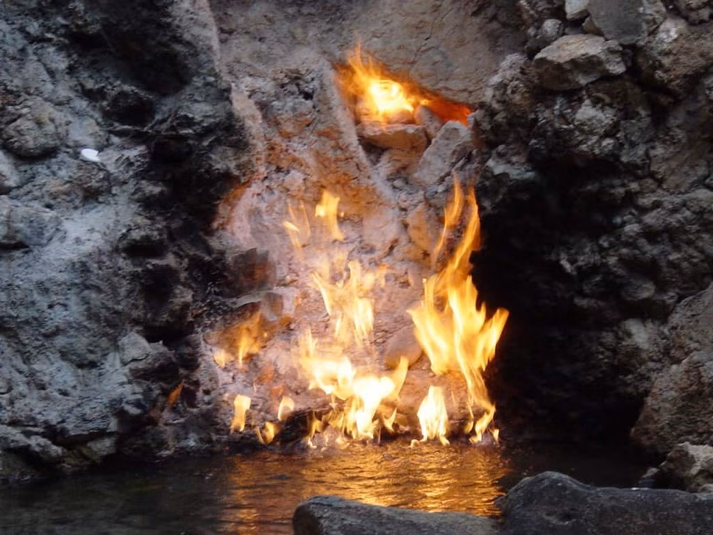  Ngọn lửa kỳ ảo ở Đài Loan là một trong những ngọn lửa tự phát ấn tượng nhất. Nó là sự kết hợp độc đáo giữa nước và lửa. Được biết, ngọn lửa này đã cháy suốt 300 năm qua mà không tắt.