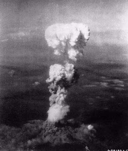 Tsutomu Yamaguchi có một chuyến công tác tới Hiroshima ngày 6/8/1945, đúng ngày Mỹ ném bom xuống thành phố này. Anh bị bỏng nghiêm trọng nhưng sau đó đã hồi phục. Khi anh Tsutomu quay trở về Nagasaki - nơi Mỹ ném quả bom nguyên tử thứ 2 chỉ vài ngày sau đó, anh cũng xoay xở được để thoát khỏi thảm họa này.