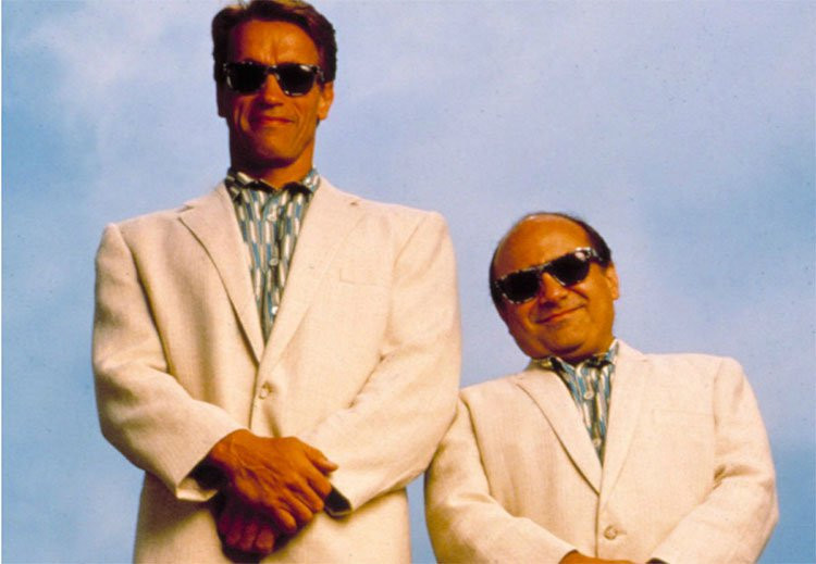 Một cặp sinh đôi sống tách nhau từ khi họ chỉ mới 3 tuần tuổi nhưng 39 năm sau, vào năm 1979, khi gặp lại nhau, họ mới phát hiện ra rằng mình có cuộc sống giống hệt nhau. Cả 2 người đều được đặt tên là James, đều làm việc trong ngành luật khi trưởng thành, đều lấy những người phụ nữ tên là Linda, rồi ly hôn và tái hôn với những người phụ nữ tên Betty. Cặp sinh đôi này cũng có những người con trai và cùng đặt tên là James Allan. (Trong ảnh: cặp đôi trong bộ phim "Anh em sinh đôi" dựa trên câu chuyện khó tin nhưng có thật này).