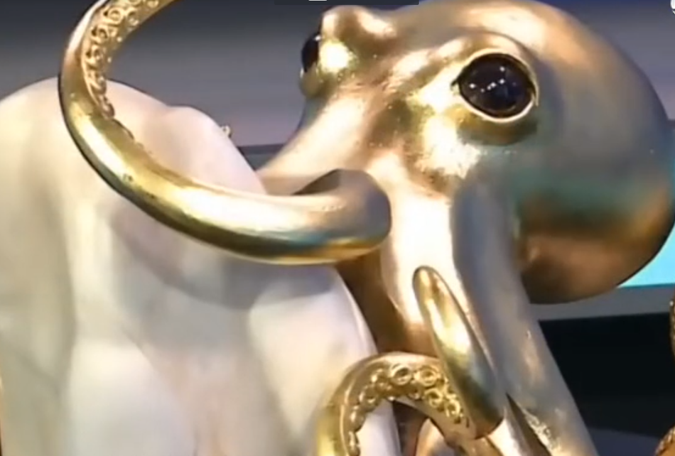 Viên ngọc trai này sau đó được giao cho bà cô của anh Abraham Reyes, vì bà rất thích lưu trữ những kỷ vật của gia đình. Tuy vậy, chính bà là không hề biết rằng, thứ mình đang giữ lại là viên ngọc trai lớn nhất thế giới. Bởi vẻ ngoài méo mó và cồng kềnh, vì vậy, hòn ngọc trai chỉ được cất giữ như hòn đá lạ lùng và không ai trong gia đình quan tâm đến nó.