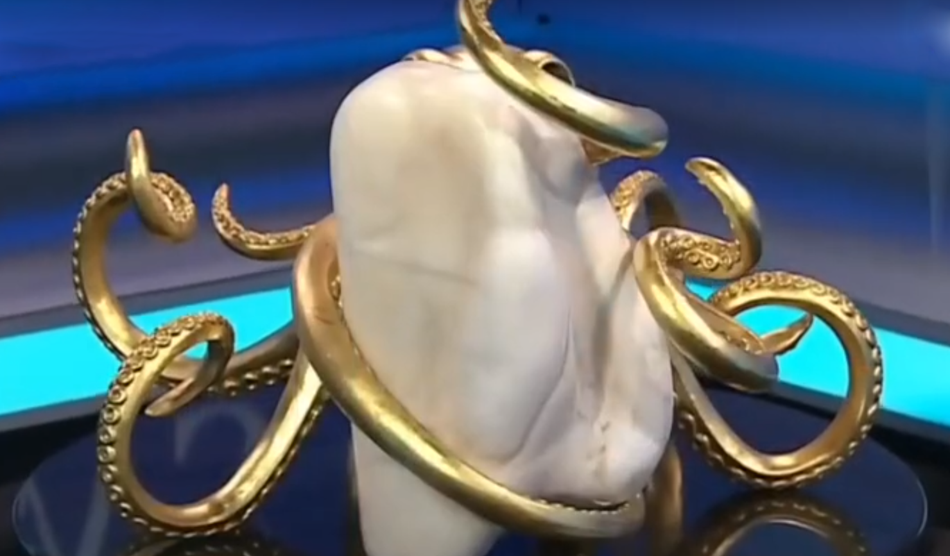 Được biết, viên ngọc trai này được ông cố của anh Abraham Reyes đã mua một con trai khổng lồ ở Philippines vào năm 1959. Sau khi mang con trai khổng lồ về nhà, ông mới phát hiện, con trai khổng lồ ngậm một viên ngọc trai rất lớn.