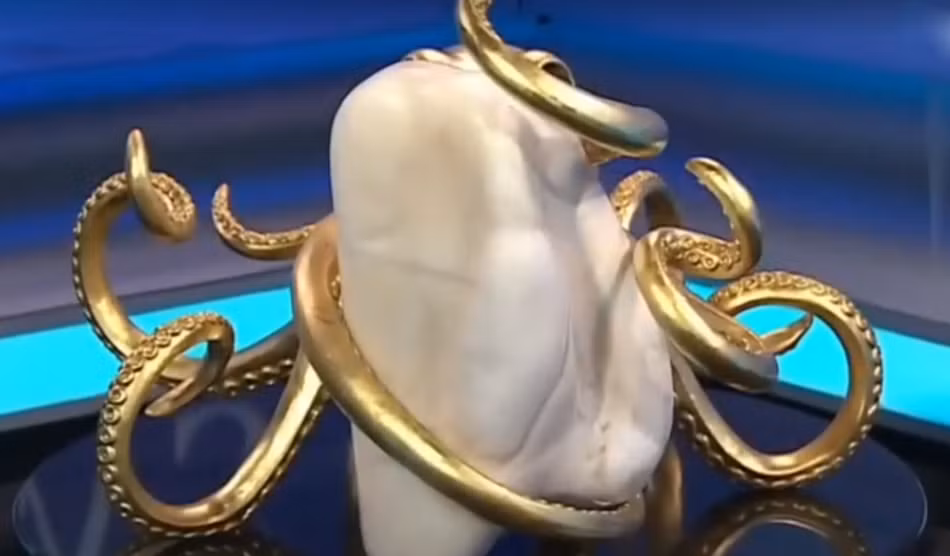 Được biết, viên ngọc trai này được ông cố của anh Abraham Reyes đã mua một con trai khổng lồ ở Philippines vào năm 1959. Sau khi mang con trai khổng lồ về nhà, ông mới phát hiện, con trai khổng lồ ngậm một viên ngọc trai rất lớn.