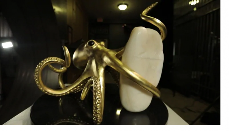 Hiện, viên ngọc trai khổng lồ này đang được trưng bày tại một trung tâm triển lãm thuộc thành phố Toronto. Abraham Reyes nói rằng, anh muốn đem viên ngọc trai này đi triển lãm khắp nơi, để cả thế giới được chiêm ngưỡng viên ngọc trai gia truyền lớn nhất thế giới của gia đình anh.