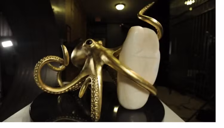 Hiện, viên ngọc trai khổng lồ này đang được trưng bày tại một trung tâm triển lãm thuộc thành phố Toronto. Abraham Reyes nói rằng, anh muốn đem viên ngọc trai này đi triển lãm khắp nơi, để cả thế giới được chiêm ngưỡng viên ngọc trai gia truyền lớn nhất thế giới của gia đình anh.