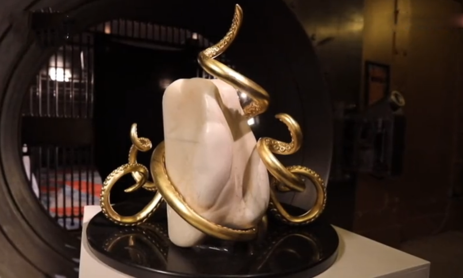 Mãi đến khi được truyền đến tay anh Abraham Reyes, anh mới đem cất hòn đá gia truyền vào két sắt an toàn ở ngân hàng. Mới đây, nghi ngờ về giá trị thực của hòn đá kỳ lạ, anh Abraham Reyes đã nhờ chuyên gia thẩm định. Chẳng ngờ, "hòn đá gia truyền" lại chính là một viên ngọc trai khổng lồ, trị giá lên tới 60 - 90 triệu đô la Canada.