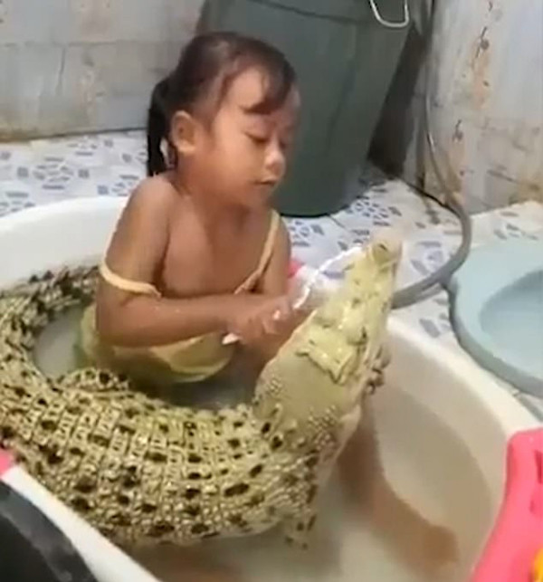 Be gai tam chung ca sau day tinh cam gay choang vang