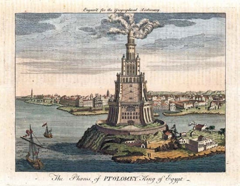 Ngọn hải đăng, ở Hy Lạp cổ đại, không phải lúc nào cũng có cảng cho tàu thuyền neo đậy, đi qua. Để hướng dẫn tàu thuyền đi lại vào ban đêm, người Hy Lạp đã đốt lửa trên đỉnh đồi và thường sử dụng các bục để tăng tầm nhìn, từ đó hình ảnh các ngọn hải đăng.