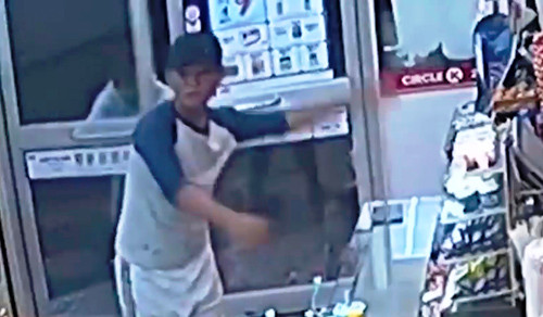 Bat 9 nghi can nhi cuop trong cua hang tien loi TP HCM