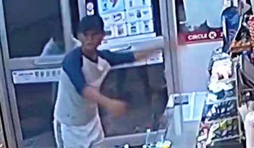 Bat 9 nghi can nhi cuop trong cua hang tien loi TP HCM