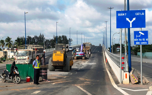 Nhiều tài xế lưu thông qua cầu vượt nút giao thông Mỹ Thủy khá bất ngờ khi đường dẫn lên cầu bị phong tỏa...