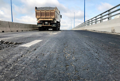 Mặt đường dẫn lên cầu vượt Mỹ Thủy xuất hiện tình trạng sụt lún...