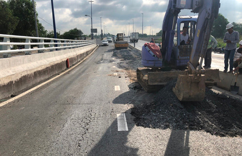 Khu 2 sẽ tiến hành phân luồng, thi công lần lượt trên từng làn lên cầu vượt để đảm bảo giao thông. Thời gian thi công khoảng 45 ngày. Giải thích thêm về tình trạng xuất hiện sụt lún mặt đường dẫn lên cầu, đại diện Khu 2 cho biết vì chưa hoàn thiện cao độ đúng như thiết kế do quá trình thi công gặp khó khăn bởi mật độ xe cộ lưu thông đông đúc. Vì vậy, sau khi thông xe cầu vượt, Khu 2 sẽ tiến hành phân luồng, thi công lần lượt trên từng làn để đảm bảo giao thông. Thời gian thi công khoảng 45 ngày. Dự án đầu tư xây dựng nút giao thông Mỹ Thủy có tổng vốn đầu tư 838 tỉ đồng, trong đó cầu vượt dài 316m, vốn đầu tư hơ 200 tỷ đồng và vừa được thông xe chính thức vào sáng 29/6.