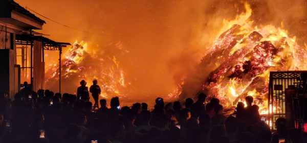 Nghệ An: Cháy lớn tại cụm công nghiệp Tháp Hồng Kỷ Nghe An: Chay lon tai cum cong nghiep Thap Hong Ky