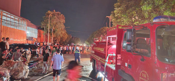 Nghệ An: Cháy lớn tại cụm công nghiệp Tháp Hồng Kỷ - Hình 2 Nghe An: Chay lon tai cum cong nghiep Thap Hong Ky-Hinh-2