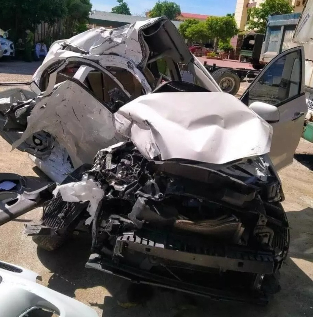 Ha Tinh: Xe khach tong o to 5 cho, 2 can bo cong an tu vong