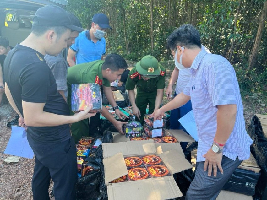 Quảng Bình: Bắt giữ ô tô chở 550 kg pháo hoa lậu Quang Binh: Bat giu o to cho 550 kg phao hoa lau