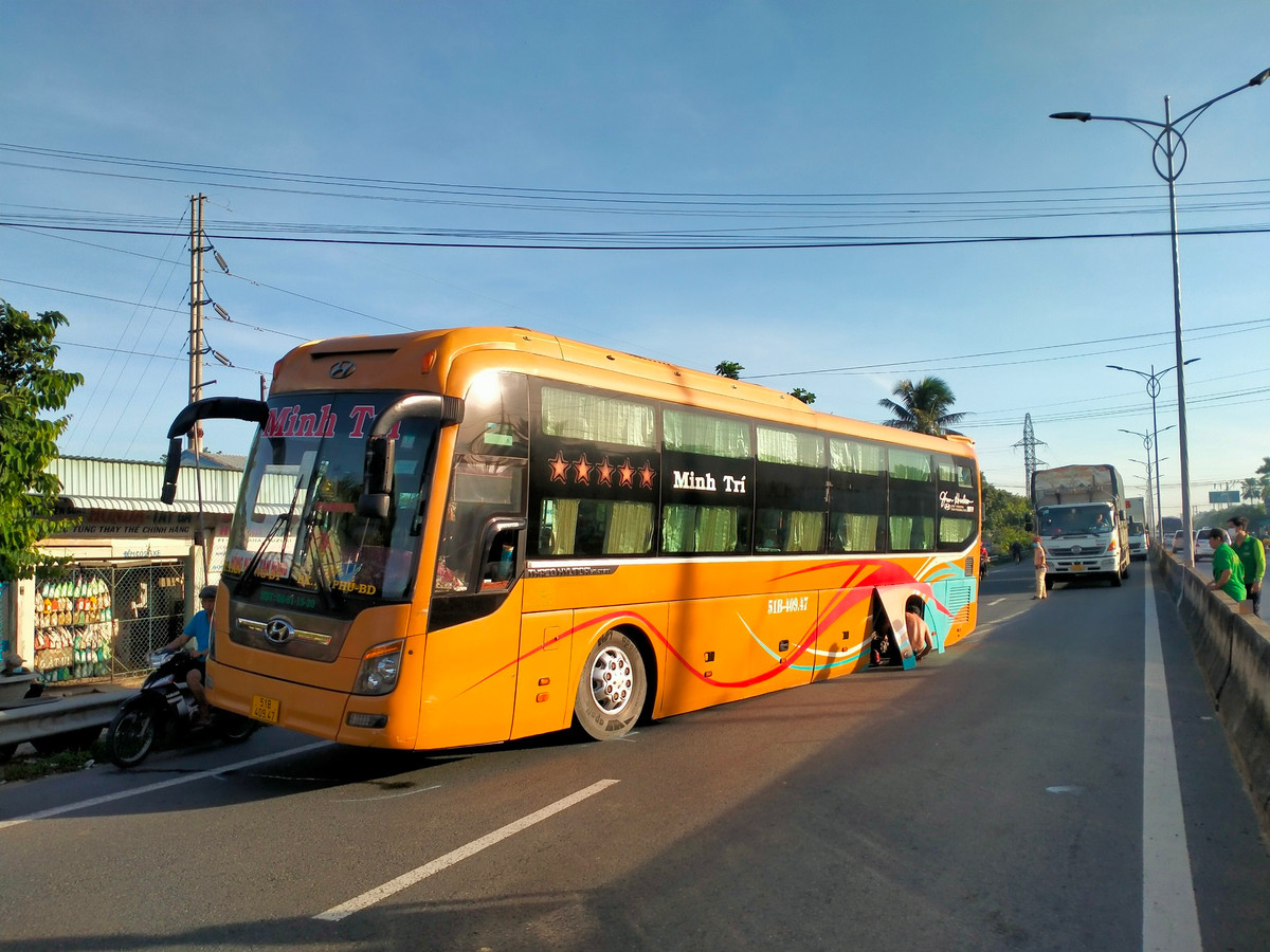 Tien Giang: Xe khach giuong nam roi banh, hanh khach hu via