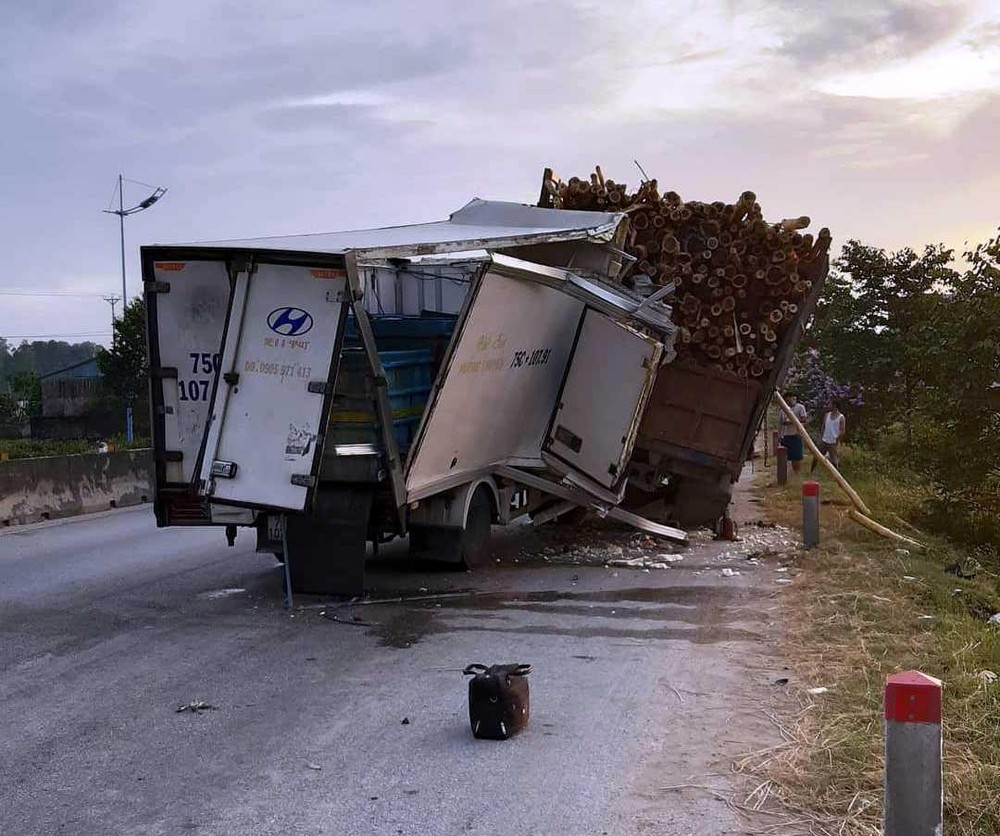 Tong vao duoi xe bi hong ven duong, phu xe tai nguy kich