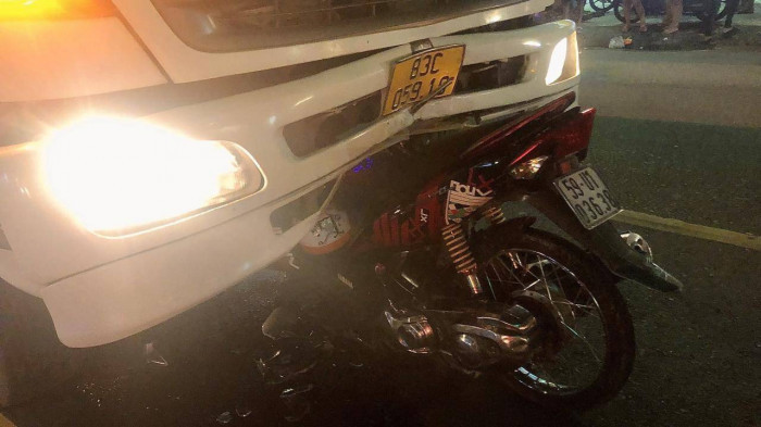 Long An: Vuot den do, nam thanh nien tong truc dien xe tai may man thoat chet