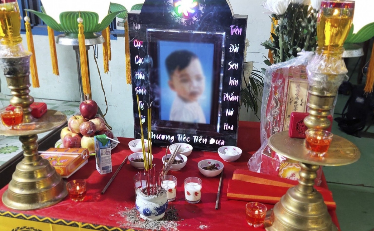 Long An: Bắt tạm giam kẻ bạo hành bé trai 18 tháng tuổi đến tử vong Long An: Bat tam giam ke bao hanh be trai 18 thang tuoi den tu vong