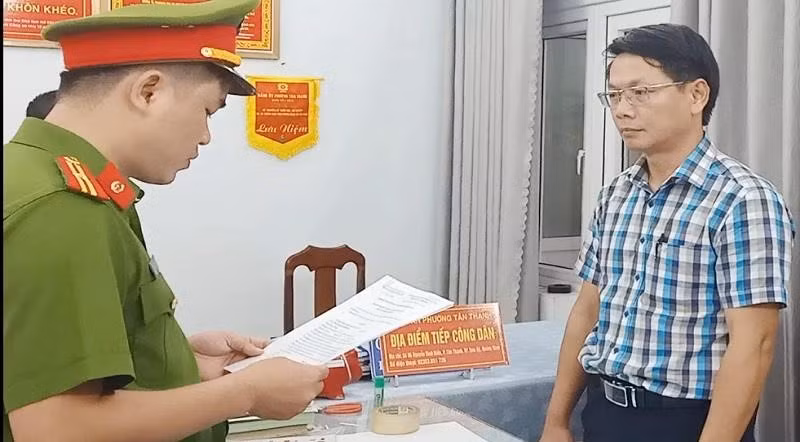 Khoi to tong giam doc Cong ty Cong trinh cong cong Hoi An vi nhan hoi lo