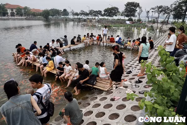 Gioi tre Ha Noi thich thu voi hang nghin chu ca Koi Ho Tay-Hinh-11