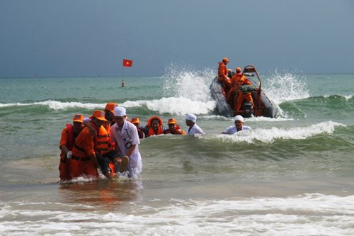 Pho Thu tuong chi dao cuu nan may bay roi tren bien Nghe An-Hinh-9
