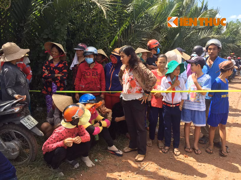 Người dân kéo đến hiện trường, bàn tán xôn xao.