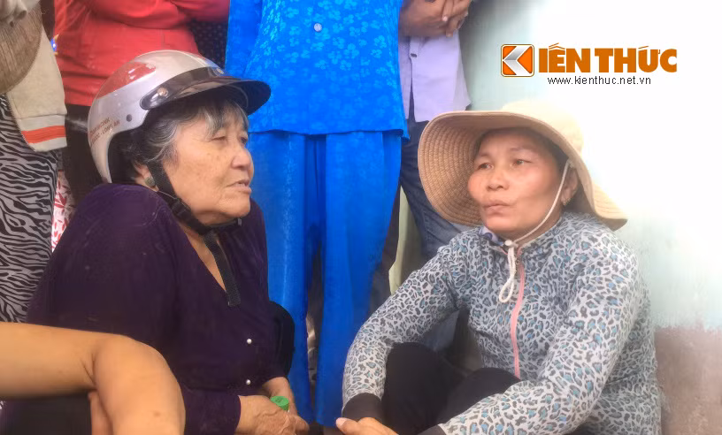 Mẹ ruột nạn nhân Đỗ Thị Kim Nguyên (bên phải) vẫn chưa hết bàng hoàng trước sự ra đi của con ruột và 2 đứa cháu ngoại.