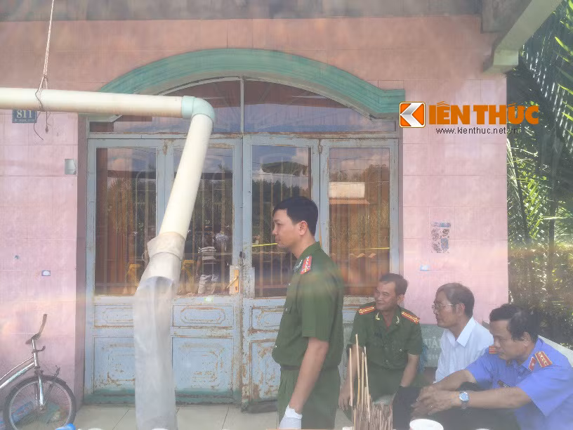 Ngay trong sáng nay, toàn bộ các lực lượng chức năng của tình Long An nhanh chóng có mặt điều tra vụ án mạng hết sức nghiêm trọng.