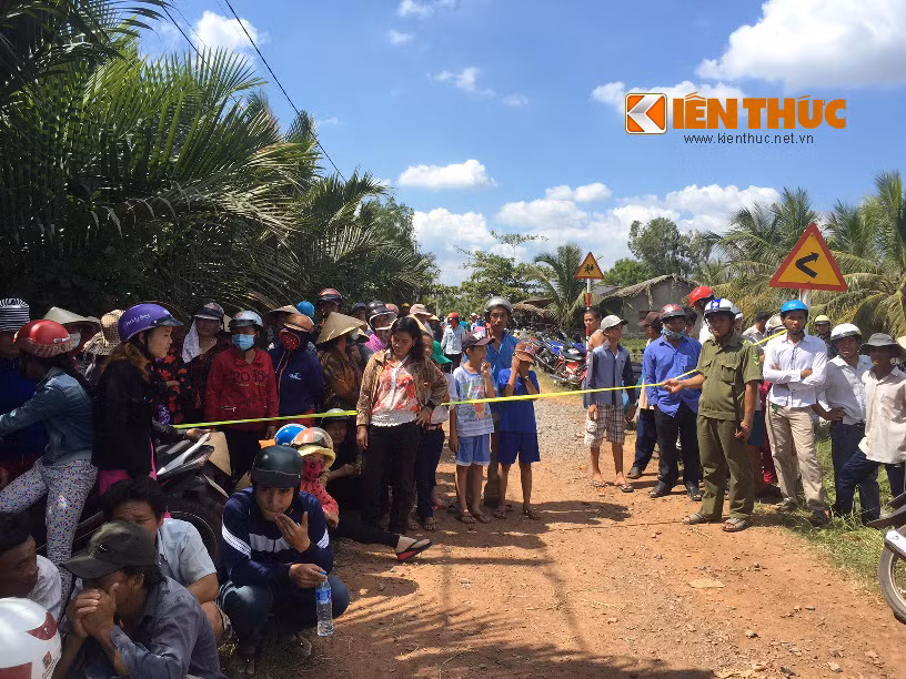 Càng về trưa, người dân kéo đến mỗi lúc một đông.