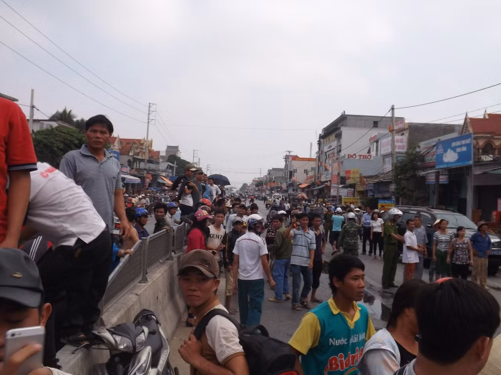 Cua hang xe may boc chay ngun ngut giua thi tran dong duc-Hinh-5