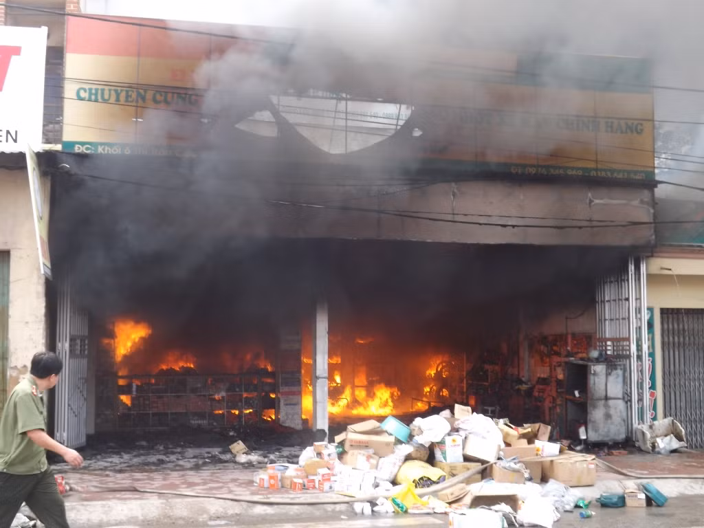 Cua hang xe may boc chay ngun ngut giua thi tran dong duc-Hinh-2