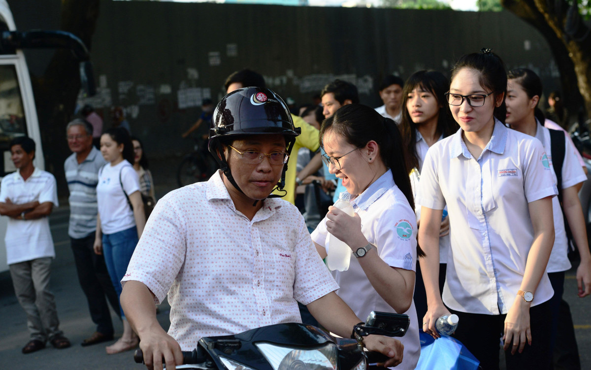 Ghi nhận của Kiến Thức tại TP HCM, ngay từ khi mặt trời mới ló dạng, các bậc phụ huynh đã tất bật đưa con em mình đến các điểm thi ở khắp quận, huyện TP HCM để chuẩn bị cho môn thi đầu tiên ở kỳ thi THPT Quốc gia 2018.