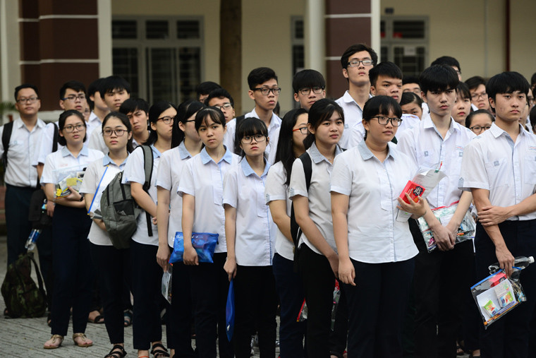 Theo Quy chế thi, trong sáng nay 25/6, các thí sinh chưa làm thủ tục dự thi chiều qua (24/6) vẫn đến trường dự thi bình thường theo giấy báo dự thi.