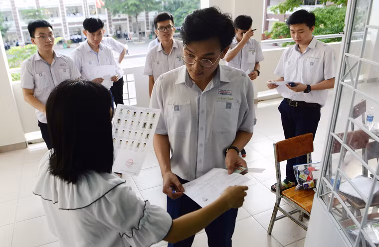 Giám thị kiểm tra thông tin cá nhân trước giờ vào phòng thi.