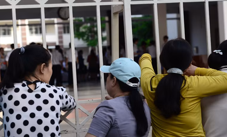 Nhiều bậc phụ huynh thấp thỏm bên ngoài phòng thi chờ đợi con em mình.