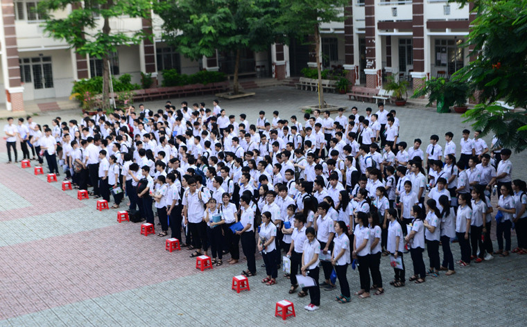 Những chiếc áo trắng tinh khôi dưới sân trường để làm lễ chào cờ, chuẩn bị sẵn sàng cho môn thi đầu tiên: Ngữ văn, với thời gian làm bài là 120 phút.