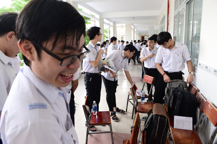 Nét tự tin, háo hức của các thí sinh tại một điểm thi ở TP HCM khi làm thủ tục bước vào phòng thi.