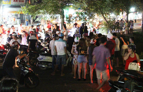 Hàng trăm người vây quanh hiện truờng theo dõi vụ việc.