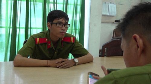 Bat ngo loi khai cua doi tuong tang tru “kho” quan phuc Cong an-Hinh-3