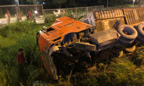 Tai xe keu cuu tham thiet trong xe container lat nhao tren cao toc-Hinh-2