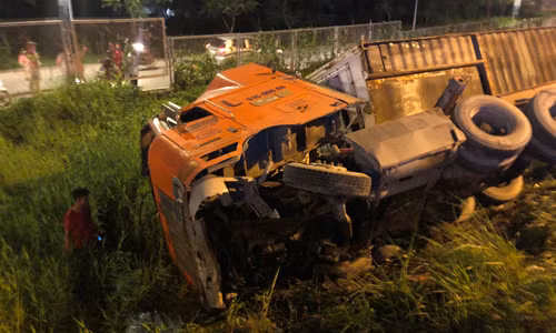 Tai xe keu cuu tham thiet trong xe container lat nhao tren cao toc-Hinh-2