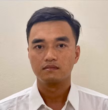 Khởi tố bị can, bắt giam Vũ Sỹ Cường (SN 1986, nguyên cán bộ Cục Quản lý xuất nhập cảnh Bộ Công an) tội "Nhận hối lộ". 