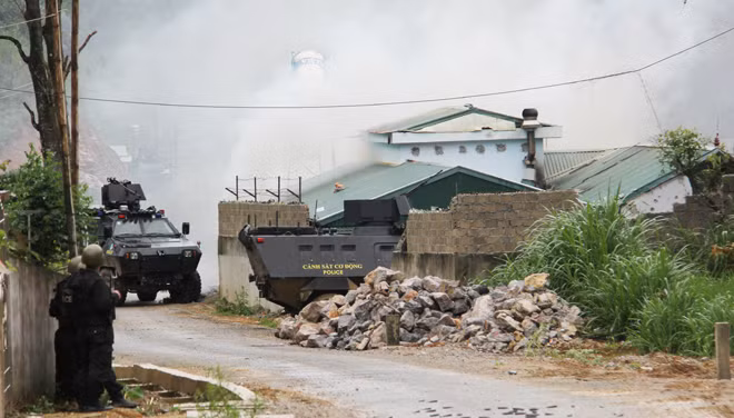 Ngày 28/6/2018, một số xe đặc dụng được chi viện vào Lóng Luông. Với quyết tâm triệt phá "đại bản doanh" ma túy, ban chuyên án đã tấn công phá vỡ tường rào, giật đổ mái tôn một số ngôi nhà mà các đối tượng đang cố thủ. 