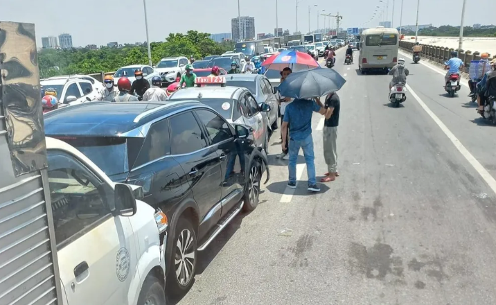 6 o to tong lien hoan tren cau Vinh Tuy khien giao thong un tac