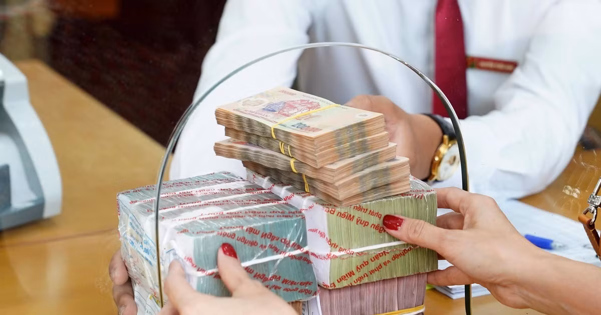  Rút tiết kiệm trước thời hạn vẫn hưởng lãi cao: Ngân hàng Nhà nước ban hành thông tư số 04/2022/TT-NHNN Quy định về việc áp dụng lãi suất rút trước hạn tiền gửi tại tổ chức tín dụng, chi nhánh Ngân hàng nước ngoài có hiệu lực thi hành từ ngày 1/8/2022. (Ảnh minh họa)