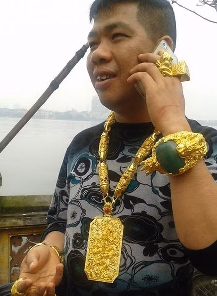 Nguyễn Xuân Tùng thường được gọi là Tùng “vâu”, hay Tùng “đồng cô”. Tại TP. Tuyên Quang, Tùng “vâu” được cho là sở hữu 2 nhà hàng ăn uống lớn và 1 hãng taxi với hàng chục đầu xe. Đại gia Tùng "vâu" từng rất nổi tiếng trên mạng xã hội vì sở thích đeo vàng khắp người.