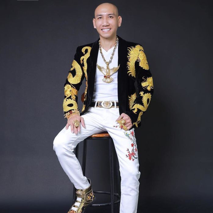 Theo tìm hiểu, tháng 8/2020, Phú Lê cùng đàn em bị khởi tố, bắt tạm giam về tội Cố ý gây thương tích khi đánh mẹ, dì của chị Trần Thị Đào (tức "hot girl xăm trổ Đào Chile") khi xảy ra mâu thuẫn. Tháng 12/2020, do gia đình bị hại rút đơn yêu cầu khởi tố nên TAND huyện Đan Phượng (Hà Nội) đã đình chỉ xét xử Phú Lê và hai đàn em và đình chỉ vụ án. Phú Lê đã được trả tự do. 