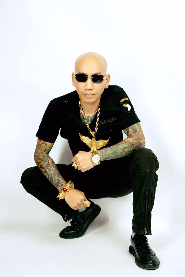 Phú Lê không chỉ nổi danh với vẻ ngoài bặm trợn chi chít hình xăm, đeo trang sức vàng hình quạ mà vợ chồng Phú Lê trước đó còn dính đến lùm xùm về vi phạm quảng cáo thực phẩm chức năng, bán thực phẩm chức năng sai phép. Theo tờ Ngày Nay, tháng 1/2015, Công ty TNHH Hóa mỹ phẩm Thiên Kiều do bà Lã Thuý Kiều vợ Phú Lê làm Giám đốc đã bị cơ quan chức năng phạt 50 triệu đồng, thu hồi giấy phép hoạt động vì sản xuất 4 tấn sản phẩm không công bố chất lượng trước khi lưu thông trên thị trường. 